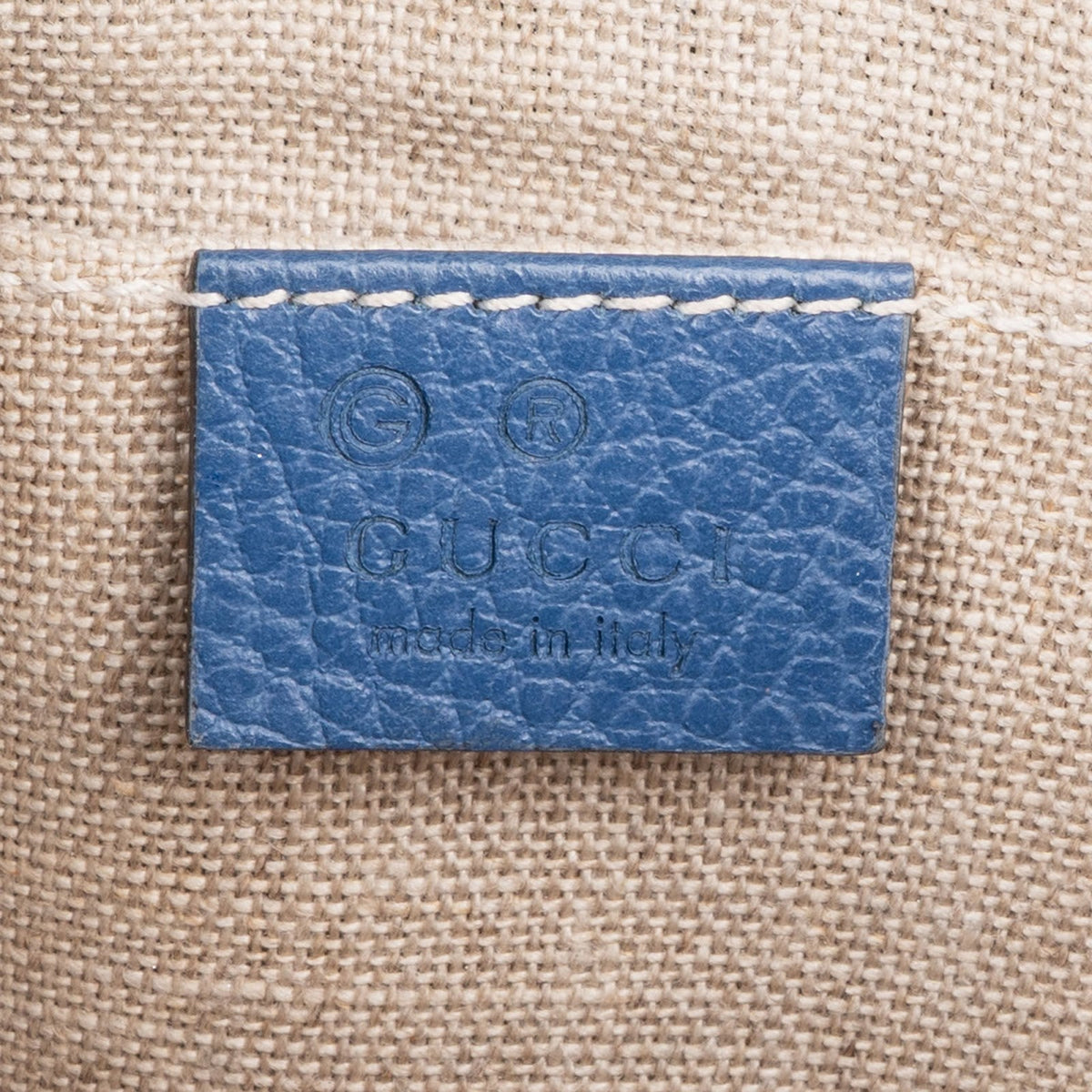 Sac bandoulière Gucci Small Interlocking GG en cuir grainé bleu