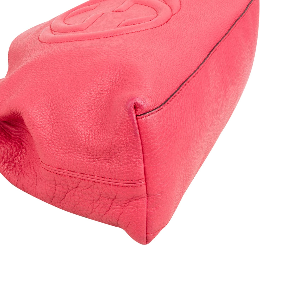Borsa tote a spalla Gucci Soho in pelle martellata rosa con catena