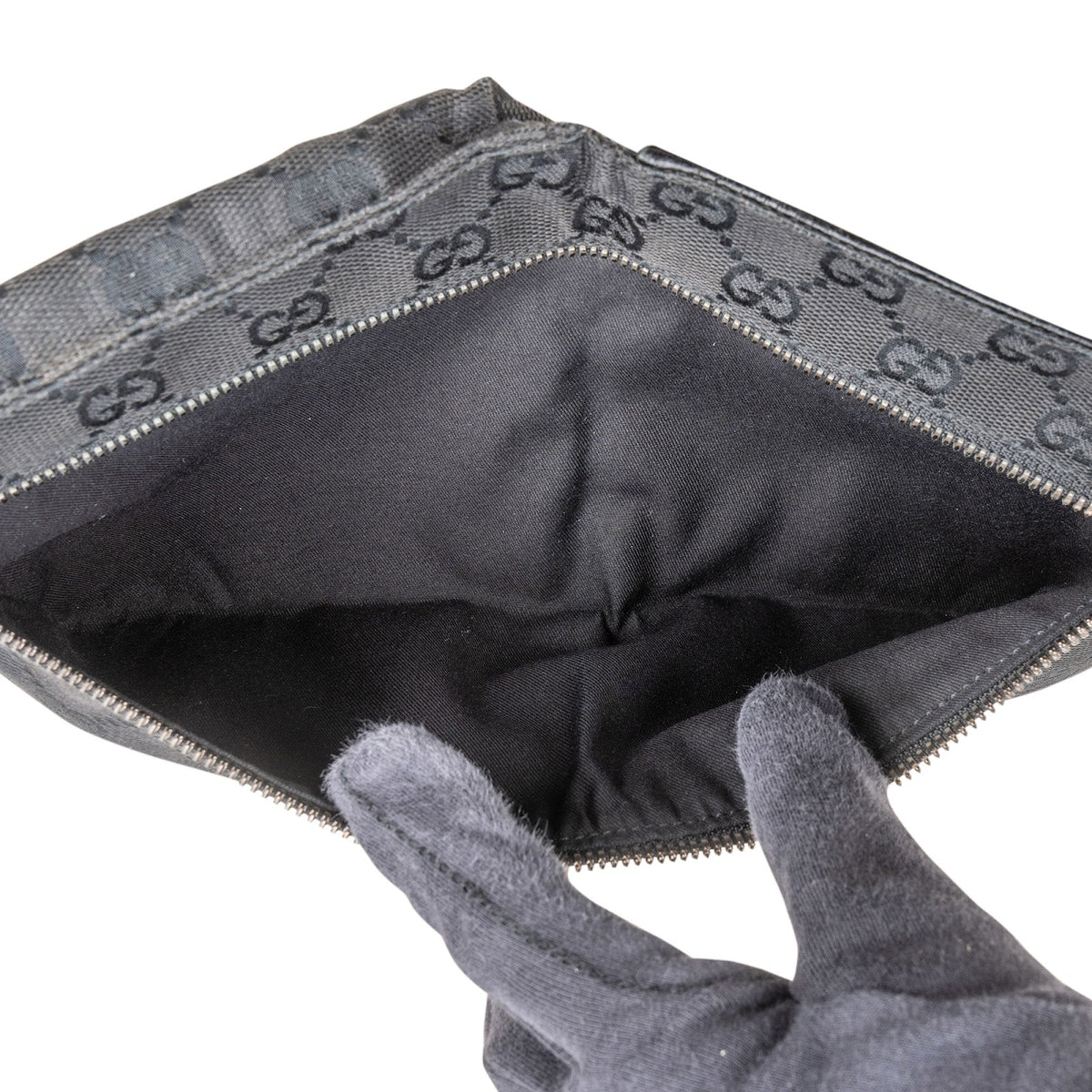 Bolso bandolera Gucci riñonera en lona GG Monogram negra
