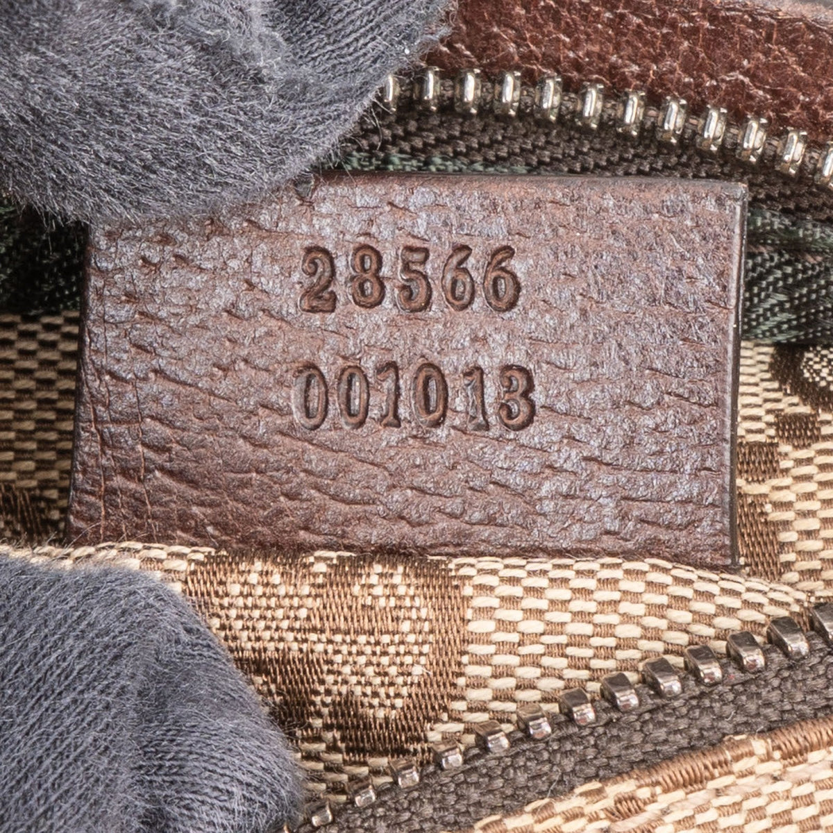 Gucci genarbtes Leder Monogram GG Canvas Gürteltasche, Bild 8 von 8