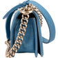 Sac bandoulière Small Boy Chanel en jean à chevrons effilochés et plissés
