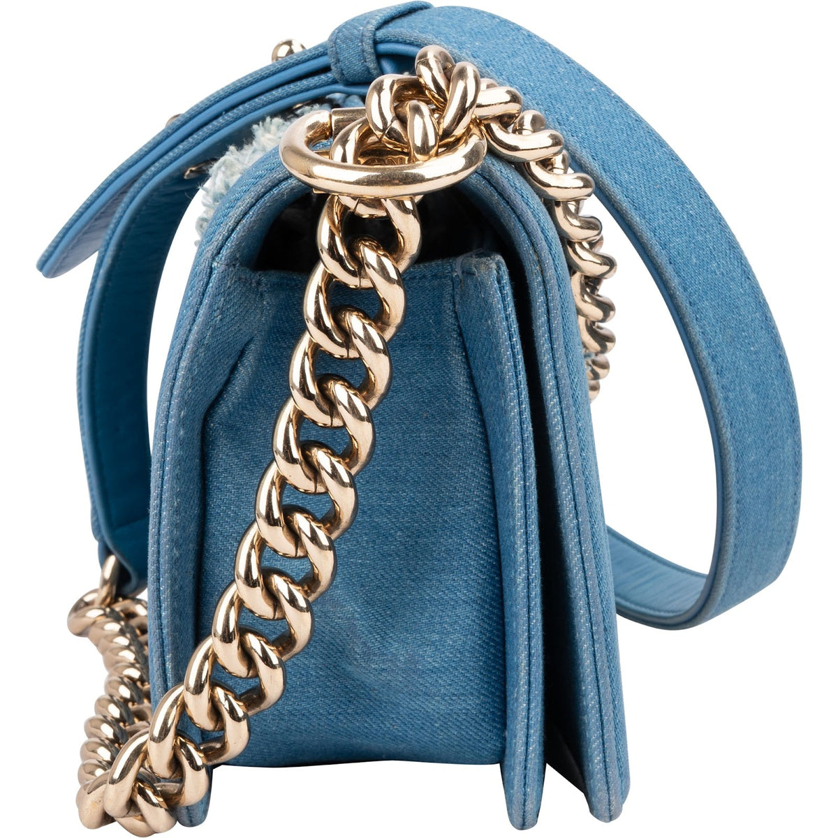 Sac bandoulière Small Boy Chanel en jean à chevrons effilochés et plissés