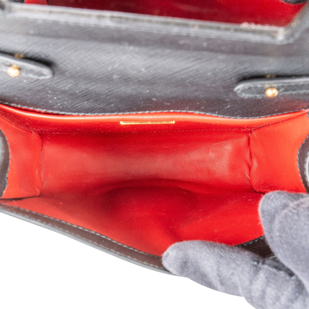 Borsa a tracolla piccola Prada in pelle Saffiano con chiusura a scatto rotonda