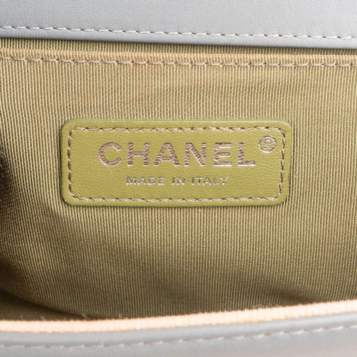 Sac bandoulière Chanel Boy moyen modèle à rabat en cuir d'agneau matelassé
