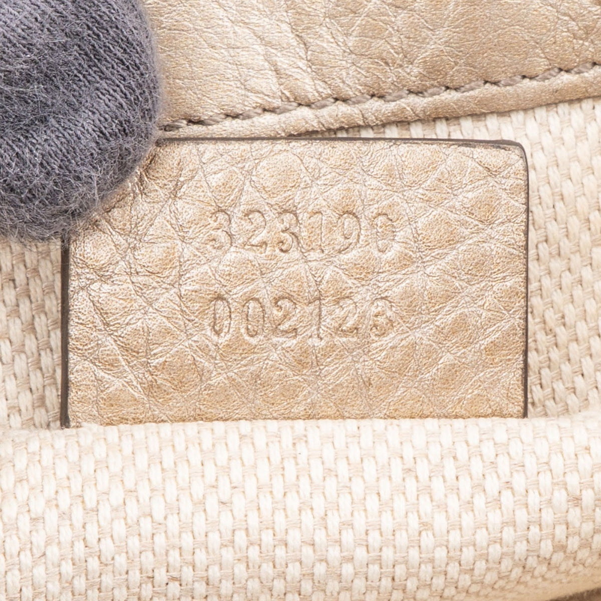 Gucci Soho Mini Saddle aus genarbtem Metallic-Leder – Ansicht 12
