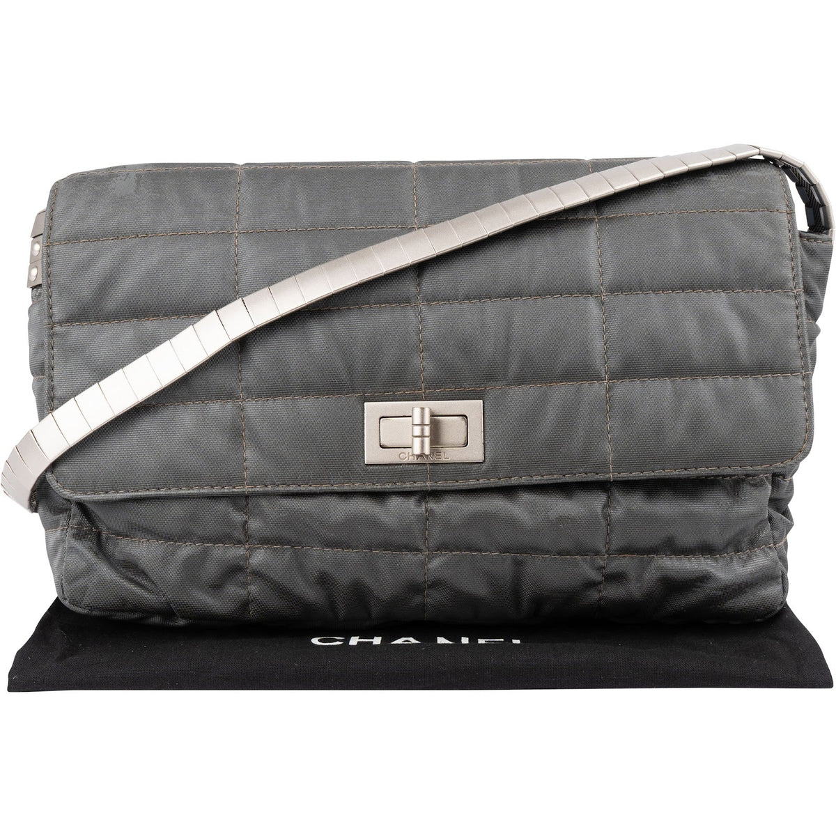 Chanel Chocolate Bar Flap aus Nylon (limitiert) – Ansicht 2