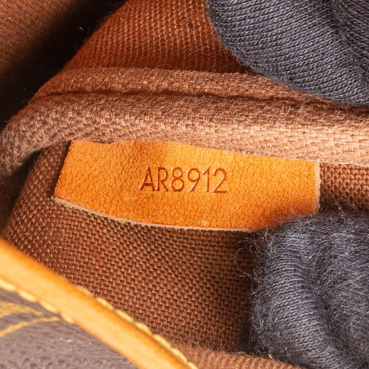 Bolso bandolera Louis Vuitton Monogram Canvas Saumur 30