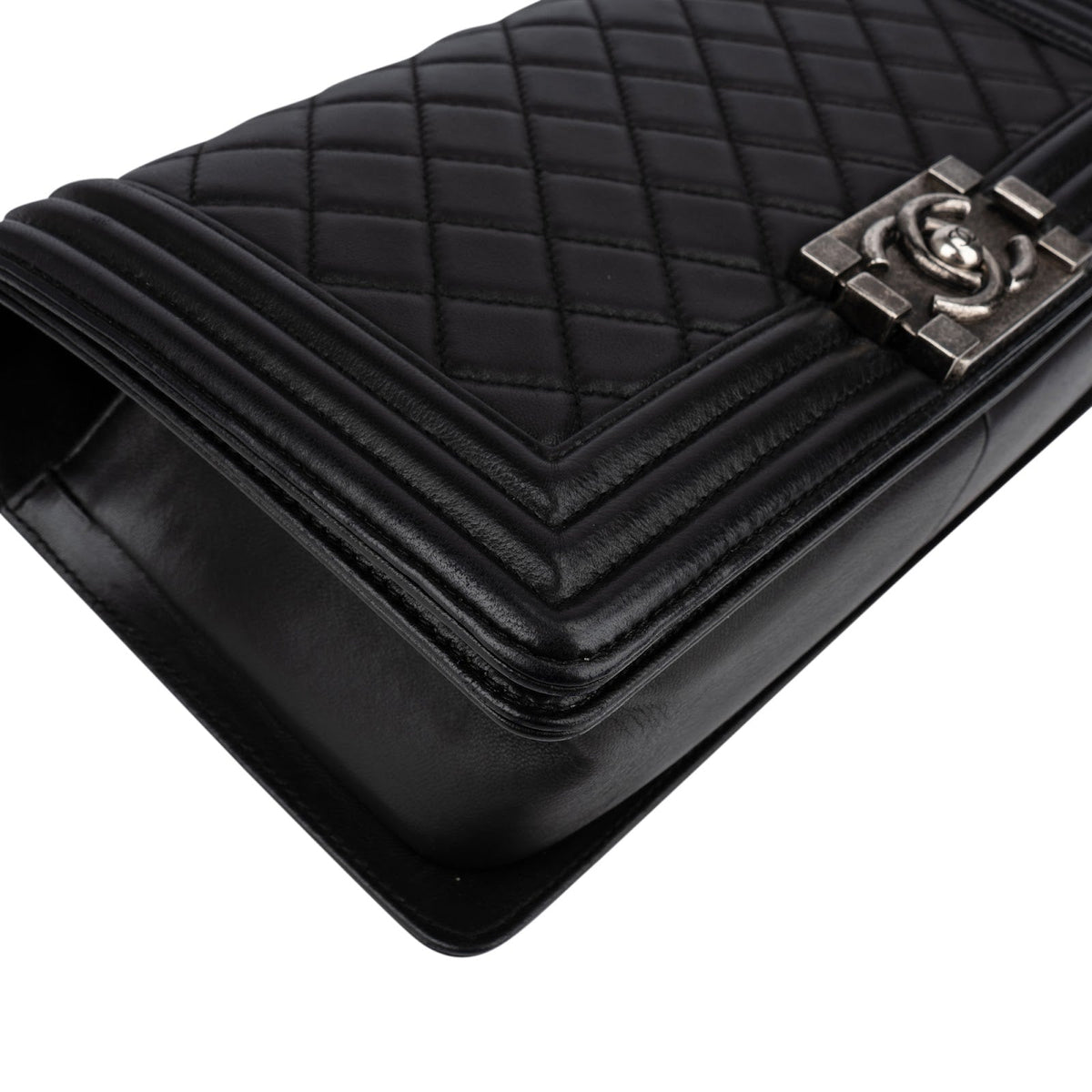 Chanel Medium Boy Single Flap aus gestepptem Lammleder – Ansicht 7