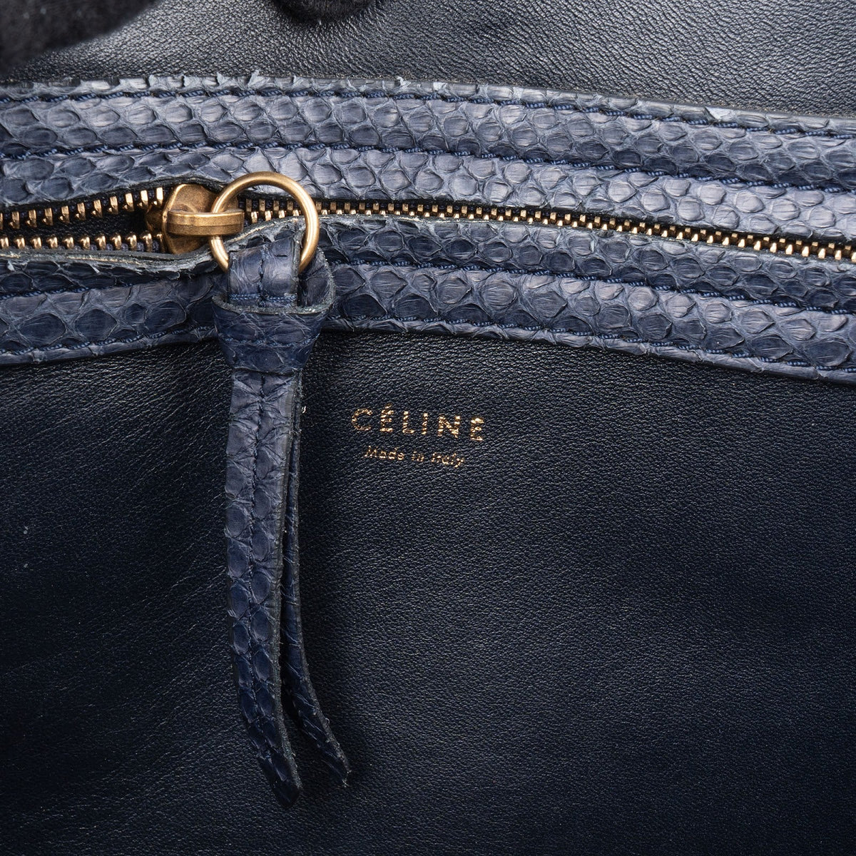 Celine Phantom aus blauem Pythonleder – Detailansicht 10