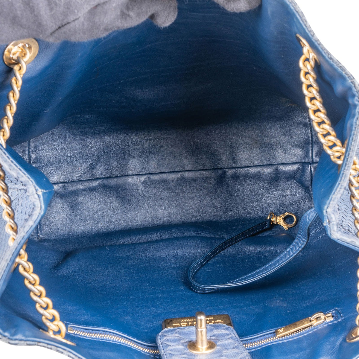 Chanel CC Shopping Tote aus blauem Pythonleder – Detailansicht 9