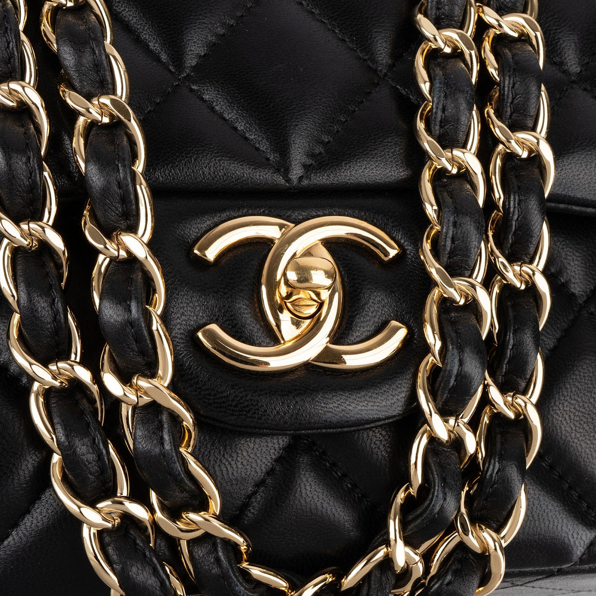 Borsa a tracolla Chanel Maxi Double Flap in pelle di agnello trapuntata con dettagli oro