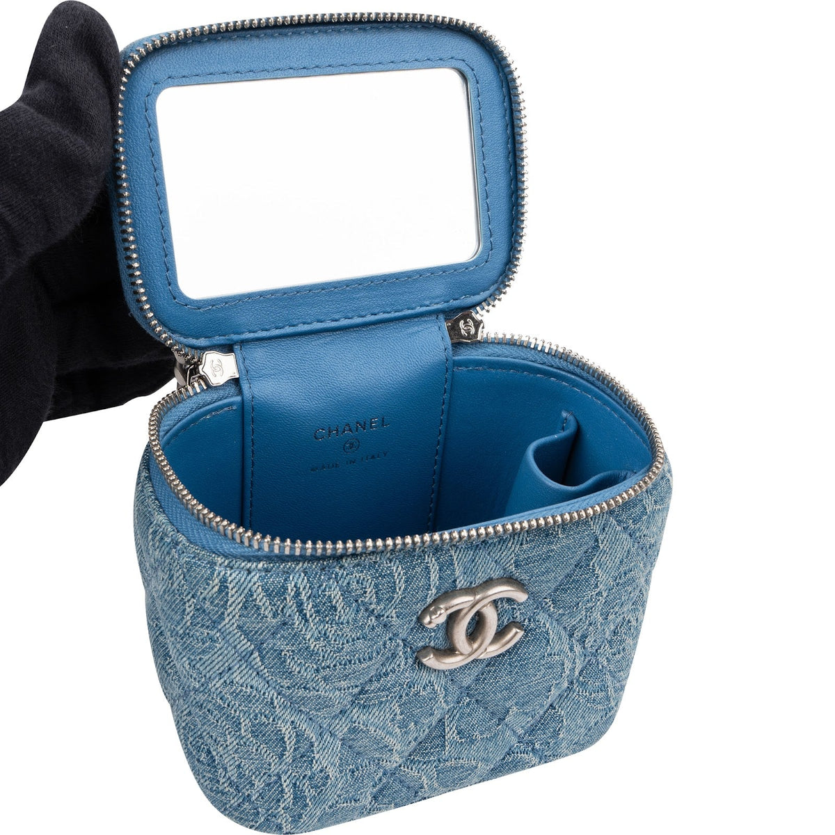 Sac bandoulière Chanel Camellia Monogram Adjustable Mini Vanity Case en denim matelassé