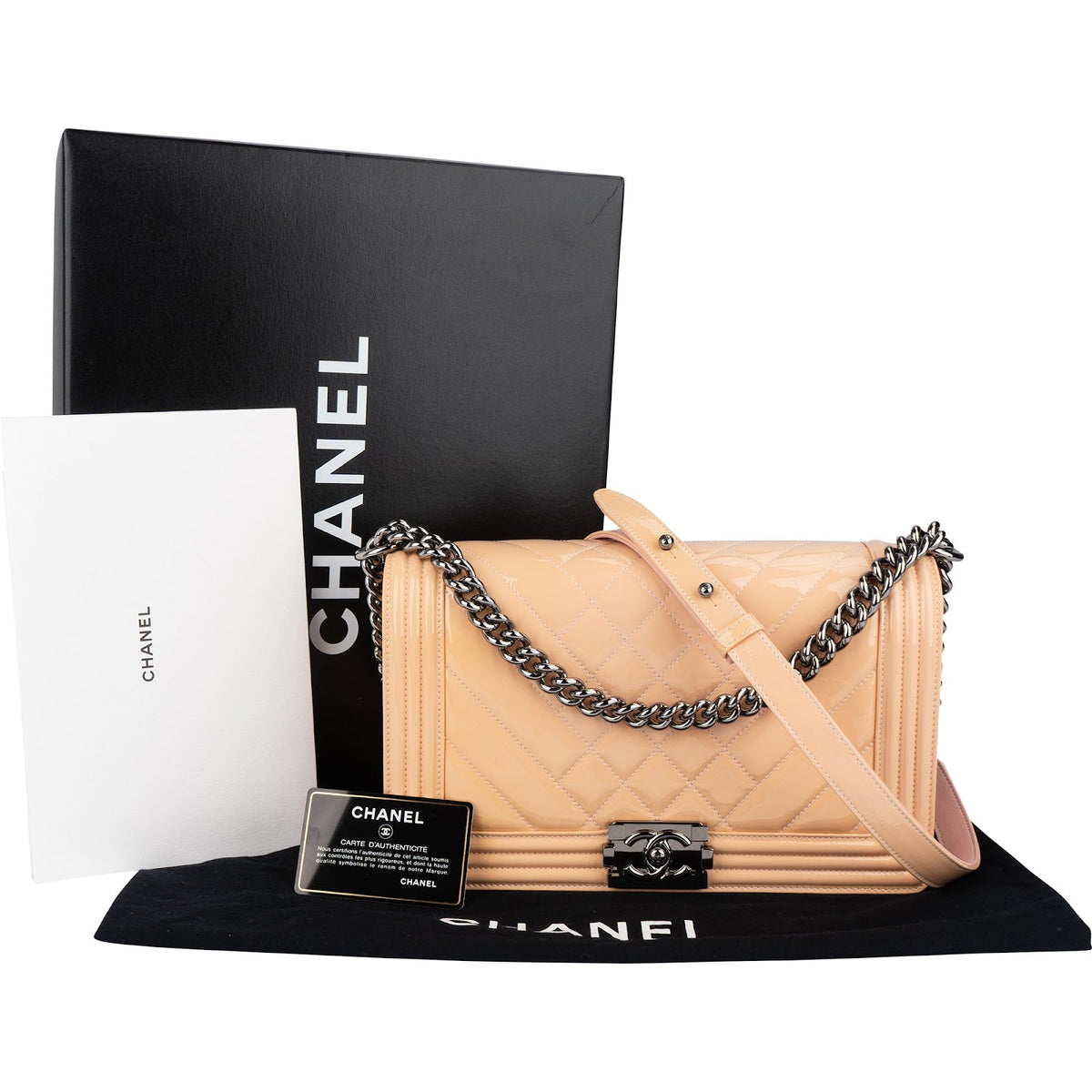 Chanel Boy Single Flap aus gestepptem Lackleder – Ansicht 2