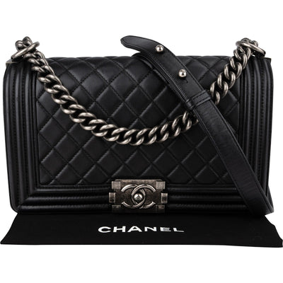 Bolso bandolera Chanel Boy mediano con solapa sencilla en piel de cordero acolchada