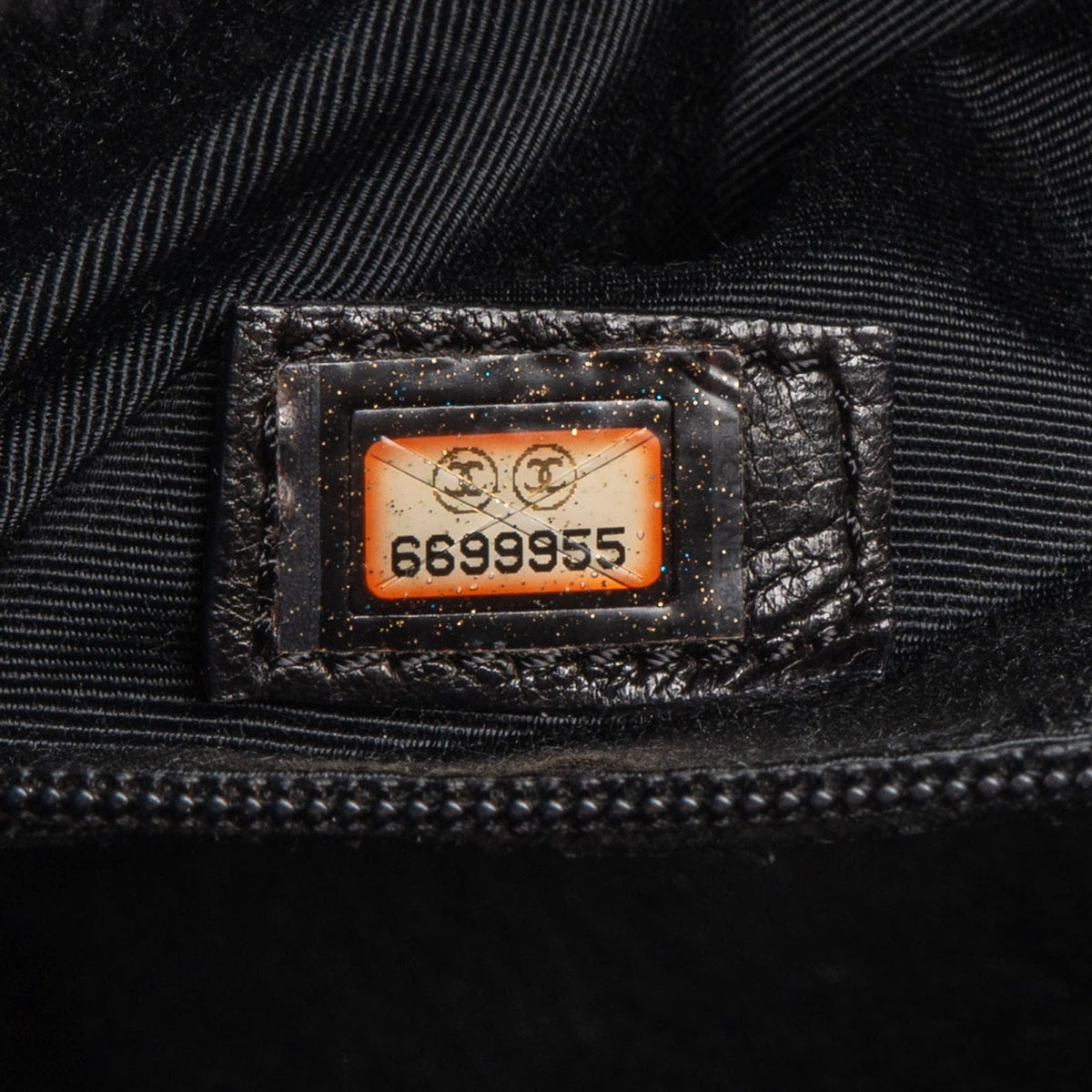 Bolso de mano Chanel Medallion CC Tote en piel Caviar acolchada