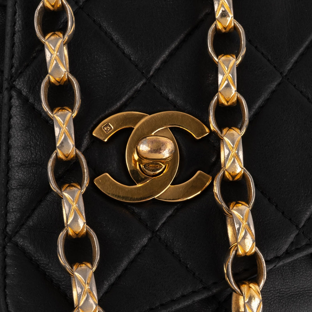 Sac bandoulière Chanel Camera en cuir d'agneau matelassé avec pompon et dorures 24K