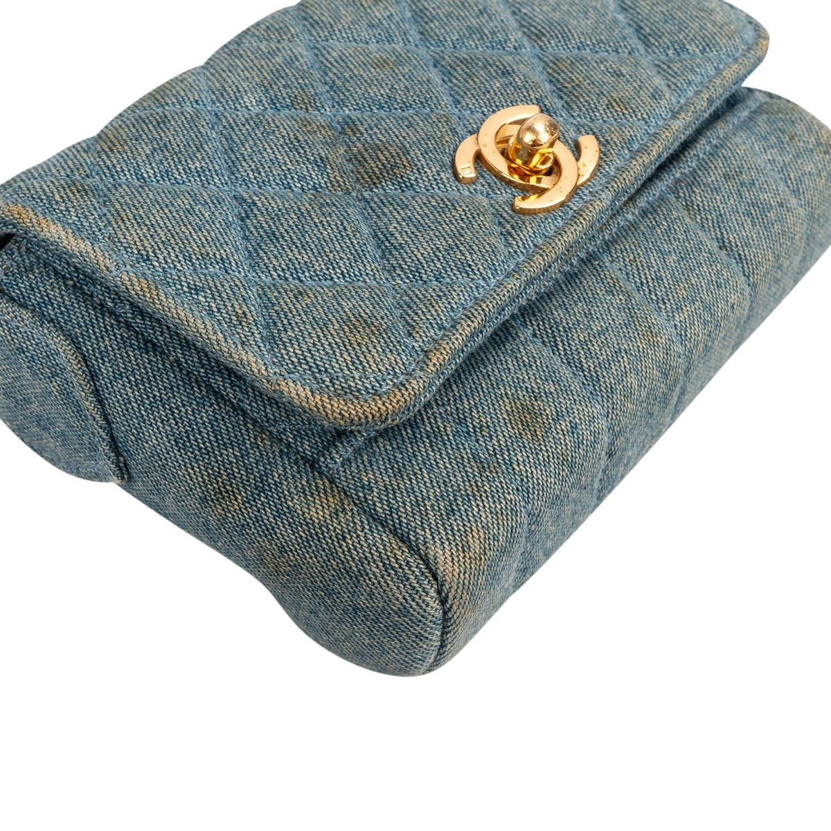 Borsa a spalla Chanel Iconic Quilted in denim con patta singola e dettagli in oro 24K da sfilata