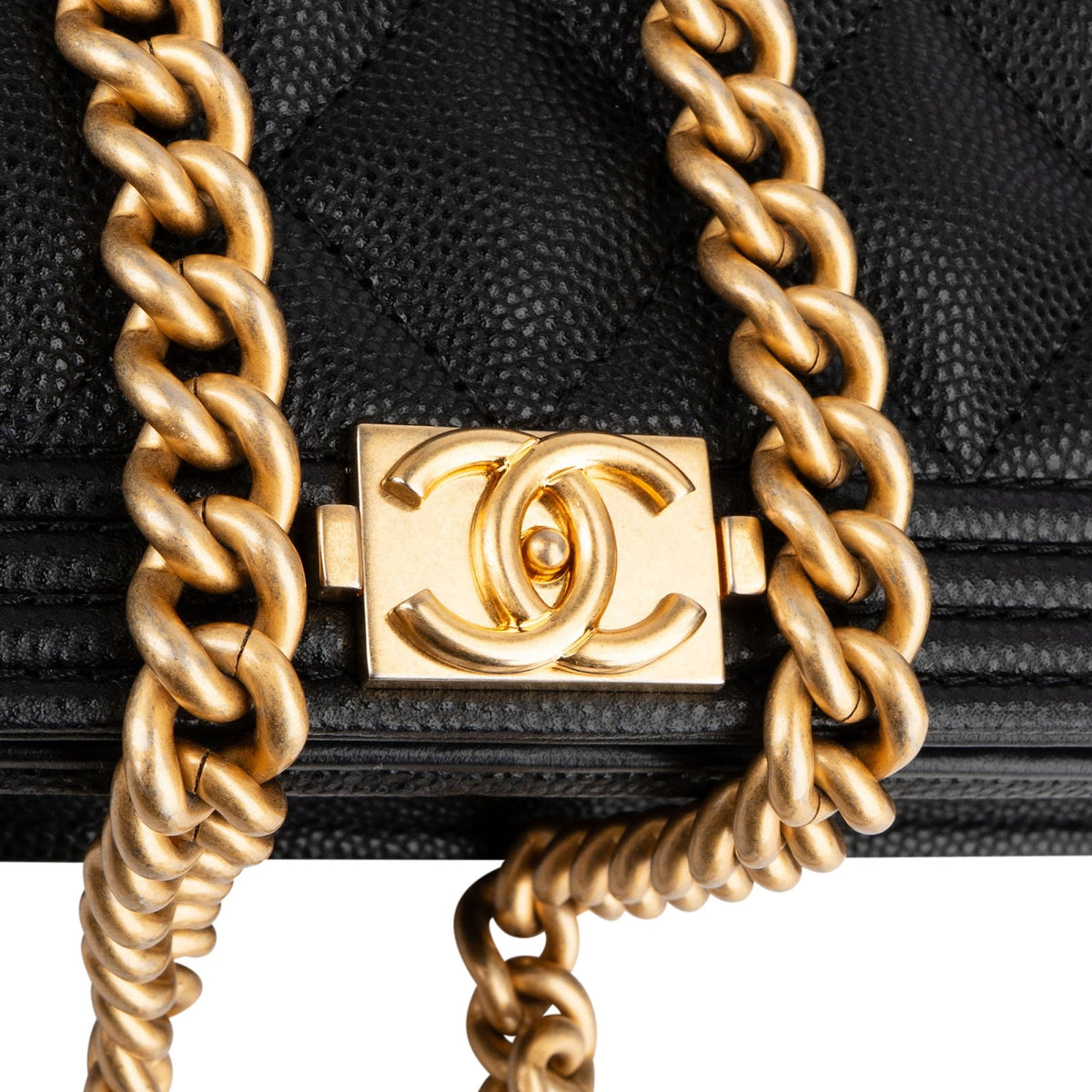 Bolso bandolera Chanel Boy Wallet On Chain de piel caviar acolchada