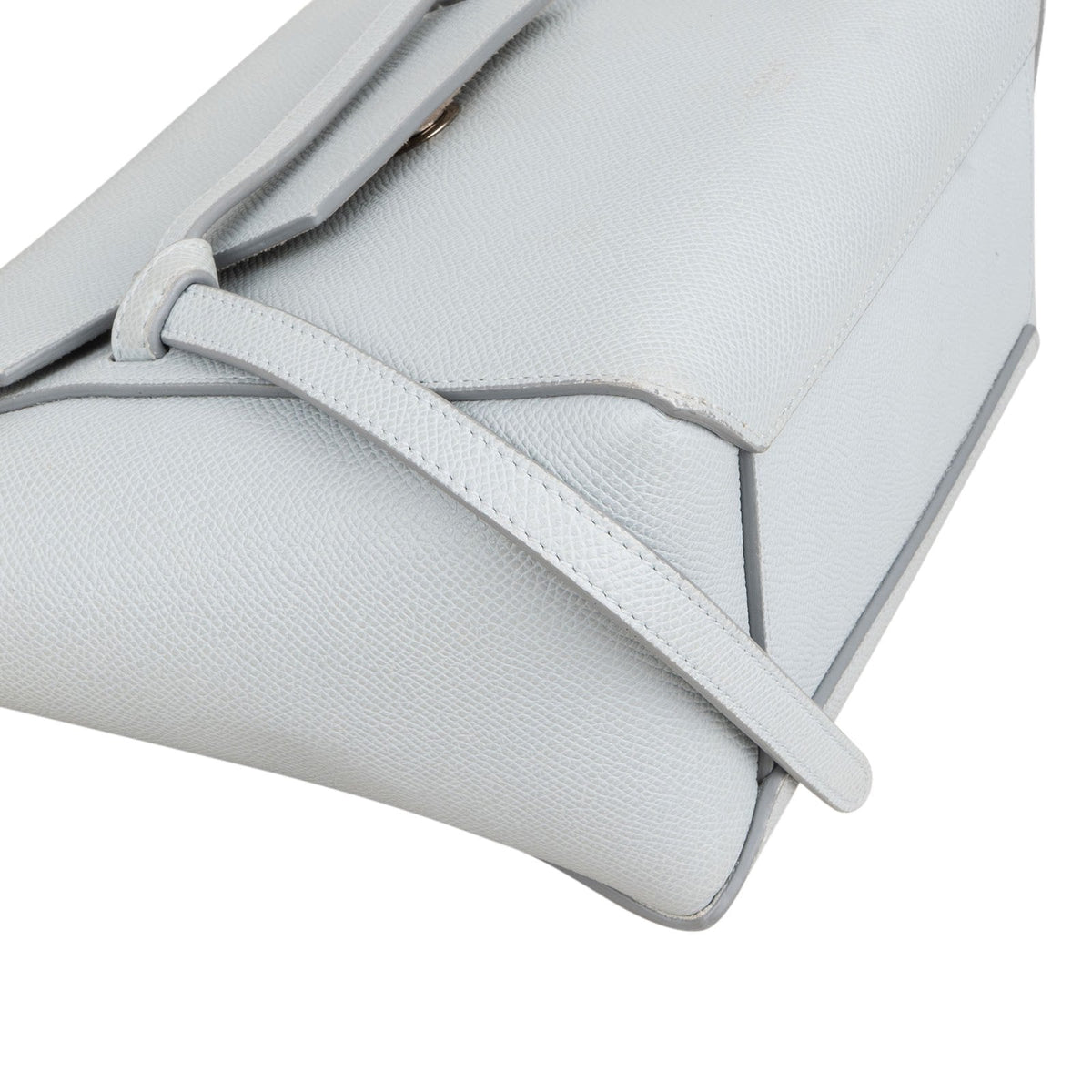 Borsa a mano Céline Nano Belt in pelle di vitello martellata azzurra