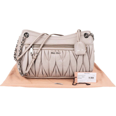 Sac bandoulière Coffer Miu Miu en cuir nappa matelassé gris