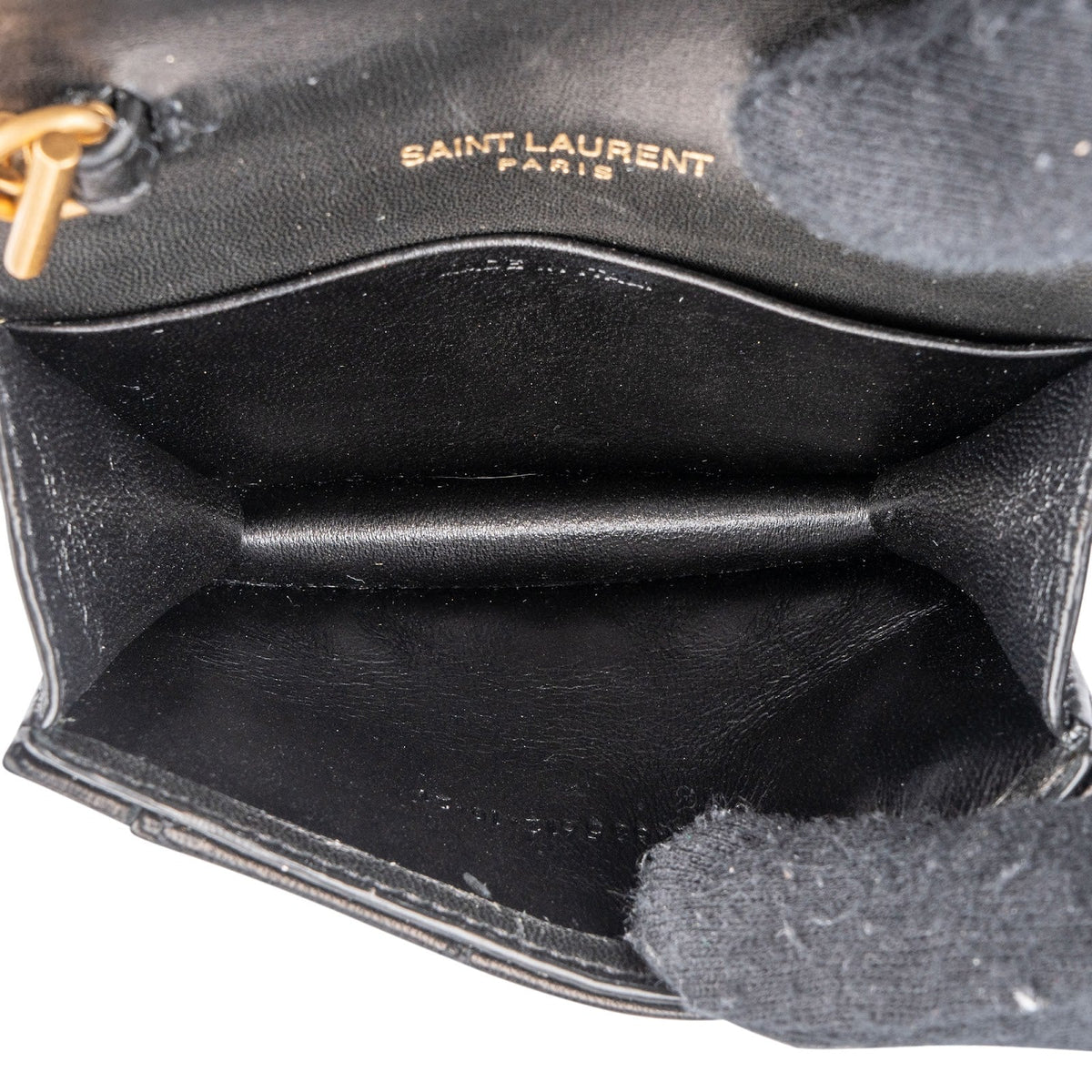 Saint Laurent Cassandre Envelope Micro aus gestepptem Lammleder – Ansicht 10