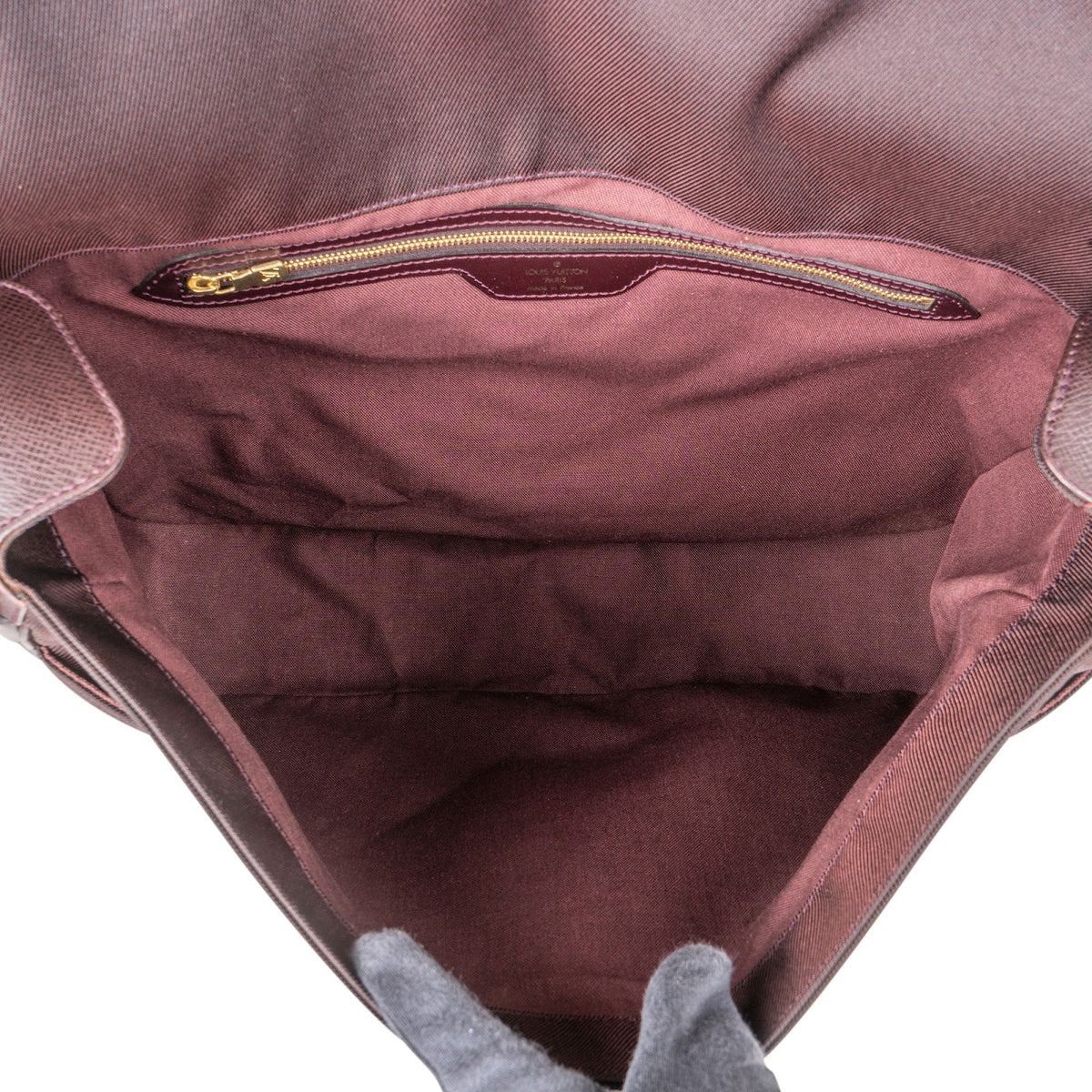 Louis Vuitton Dersou Messenger aus bordeauxrotem Taiga-Leder – Ansicht 8