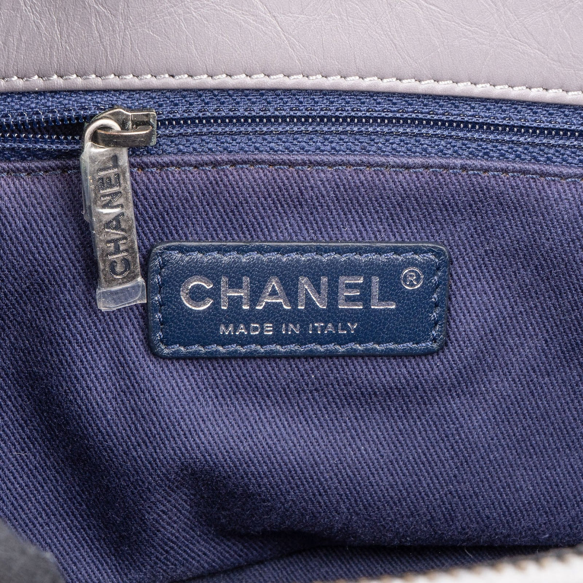Sac cabas porté épaule Chanel Modern Chain en cuir de veau verni matelassé