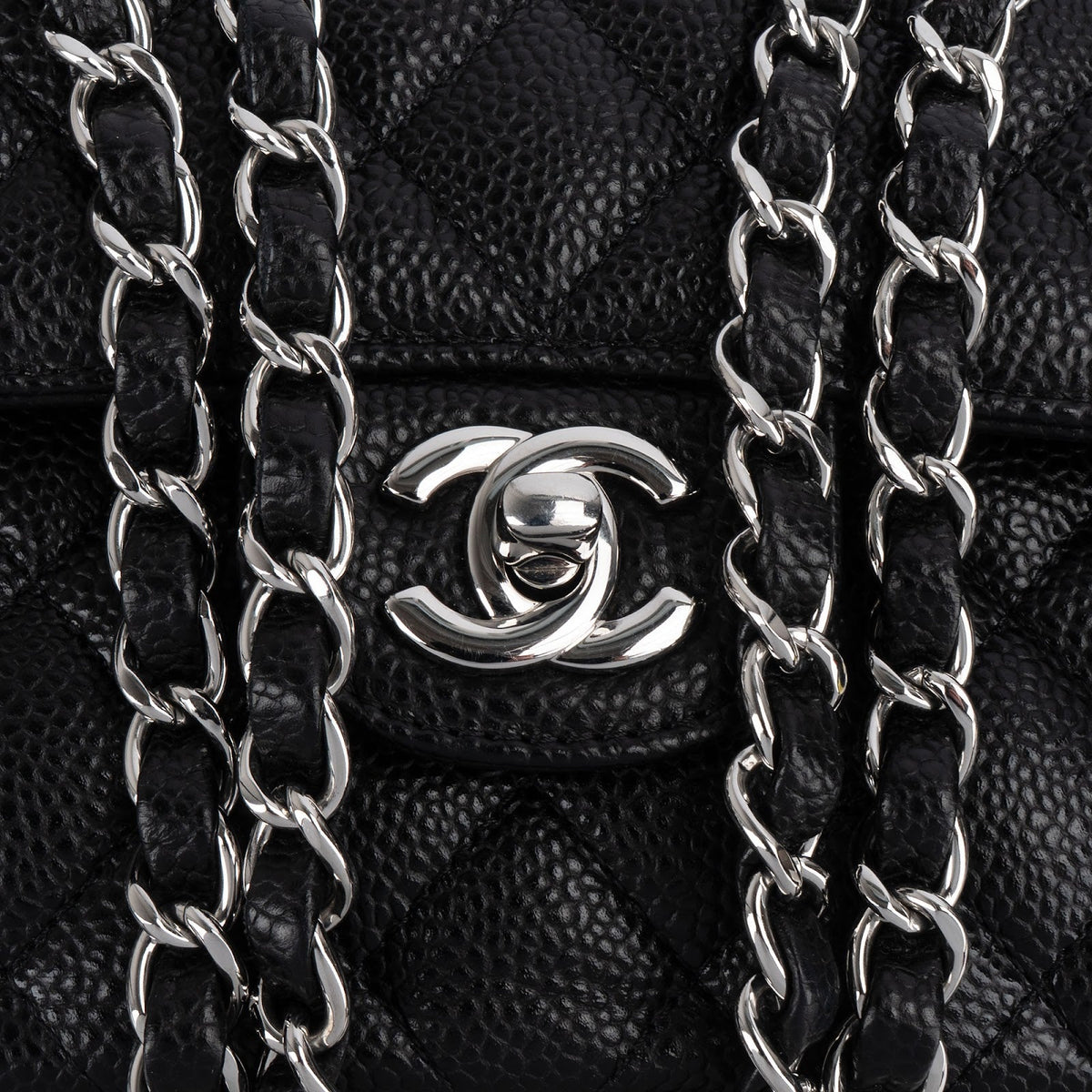 Bolso de hombro Chanel pequeño con doble solapa en piel caviar acolchada y herrajes de paladio