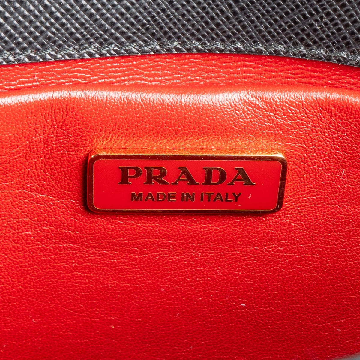 Borsa a tracolla piccola Prada in pelle Saffiano con chiusura a scatto rotonda