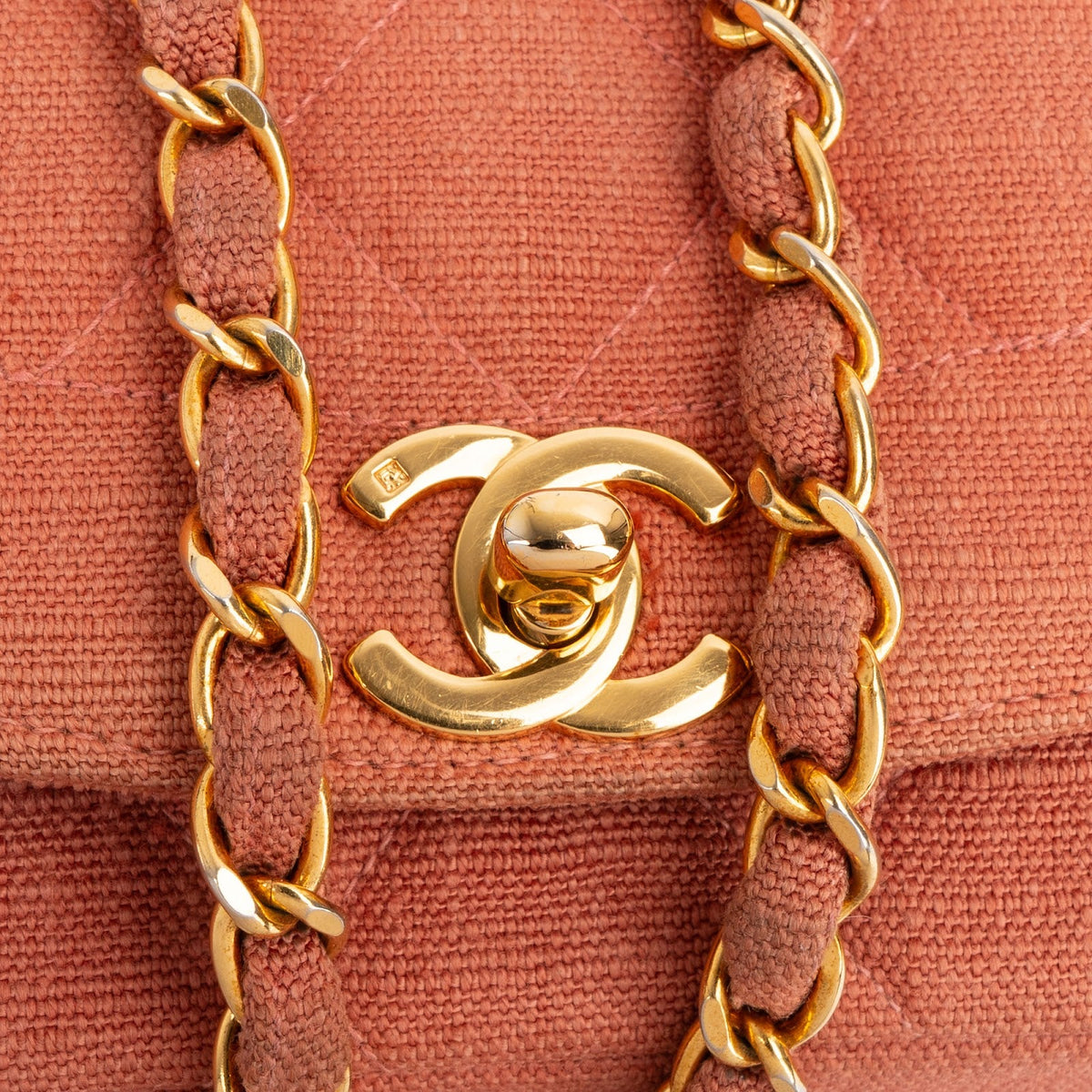 Borsa a tracolla Chanel Diana piccola in cotone trapuntato con patta singola e dettagli in oro 24K