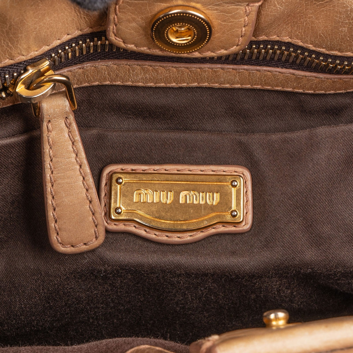 Miu Miu Gathered Drawstring Satchel aus Vitello-Lux-Leder – Ansicht 10