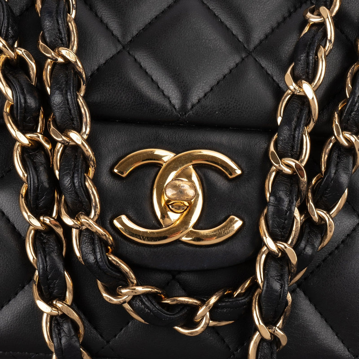 Bolso bandolera Chanel Maxi Double Flap de piel de cordero acolchada