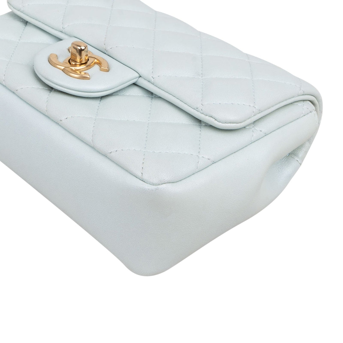 Borsa a tracolla Chanel Mini Single Flap in pelle di agnello trapuntata con manico di perle