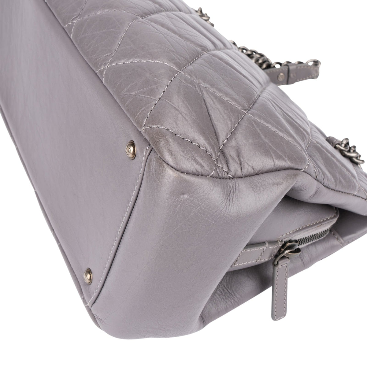Sac cabas porté épaule Chanel Modern Chain en cuir de veau verni matelassé