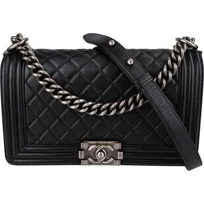 Bolso bandolera Chanel Boy mediano con solapa sencilla en piel de cordero acolchada