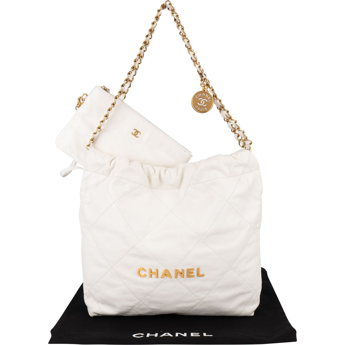 Bolso de hombro tipo hobo Chanel 22 de piel de cordero acolchada en color blanco