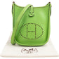 Bolso bandolera Hermès Evelyne PM de piel Clemence color verde