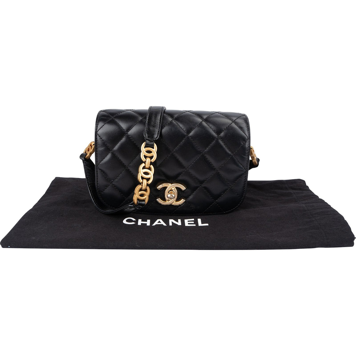 Borsa a tracolla Chanel in pelle di agnello trapuntata con pattina e logo CC