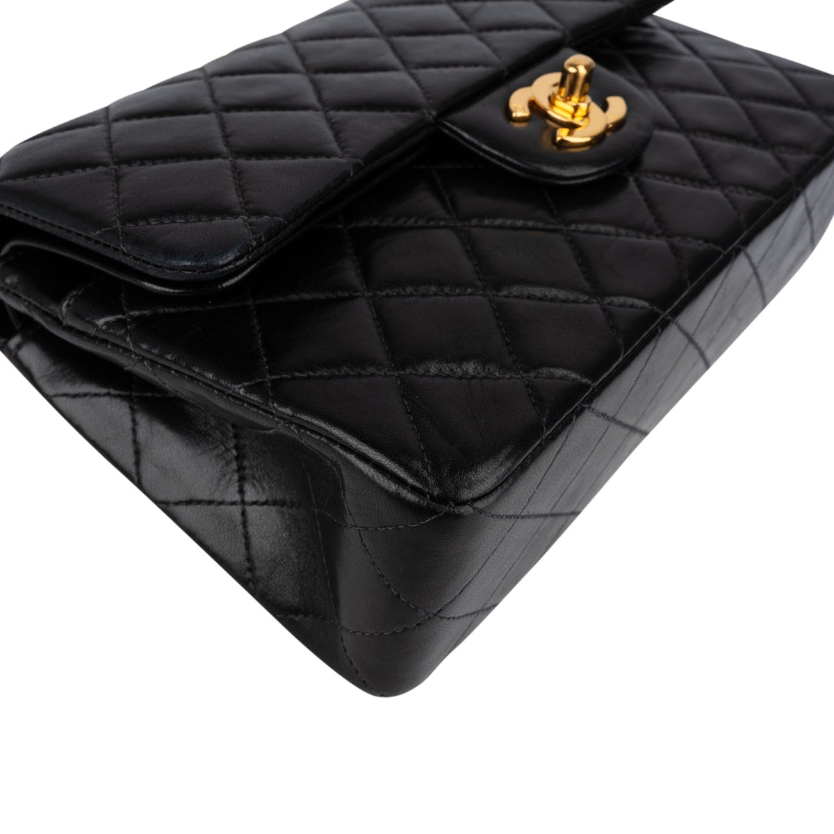 Borsa a spalla Chanel Small Double Flap in pelle di agnello trapuntata con finiture in oro 24K