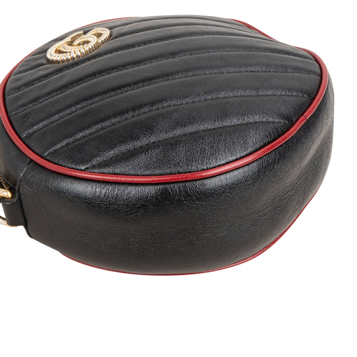 Bolso bandolera redondo GG Marmont de Gucci en piel acolchada bicolor