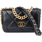 Sac bandoulière Chanel 19 en cuir d'agneau matelassé, modèle Wallet On Chain