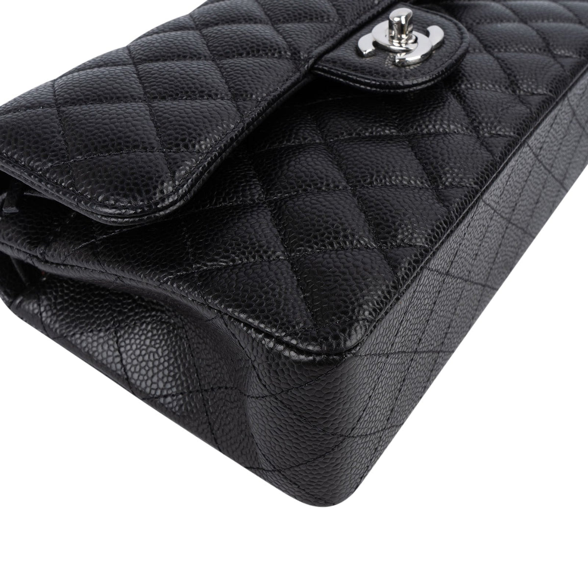 Bolso de hombro Chanel pequeño con doble solapa en piel caviar acolchada y herrajes de paladio
