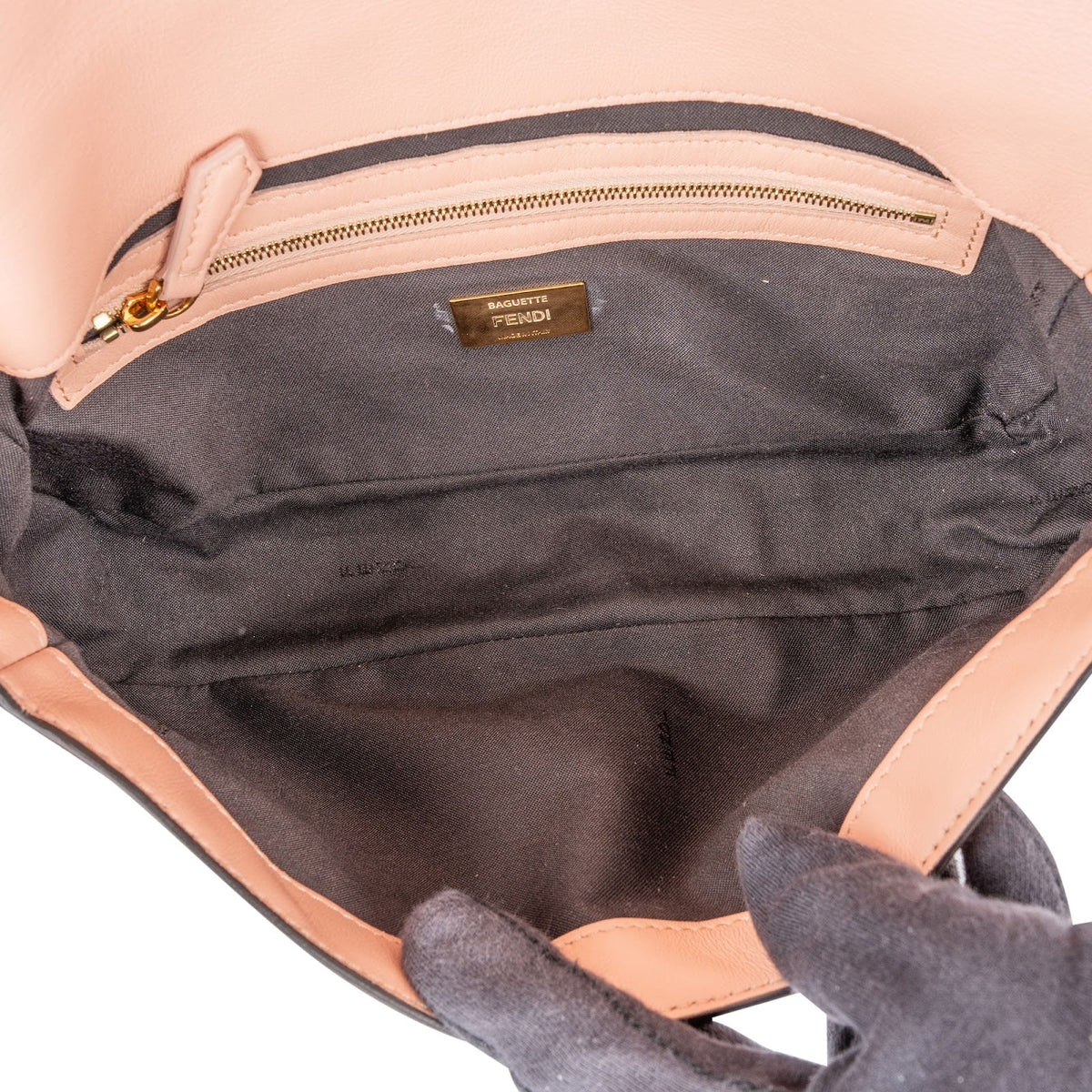Fendi Embossed Monogram FF Leder Baguette Umhängetasche, Bild 10 von 13