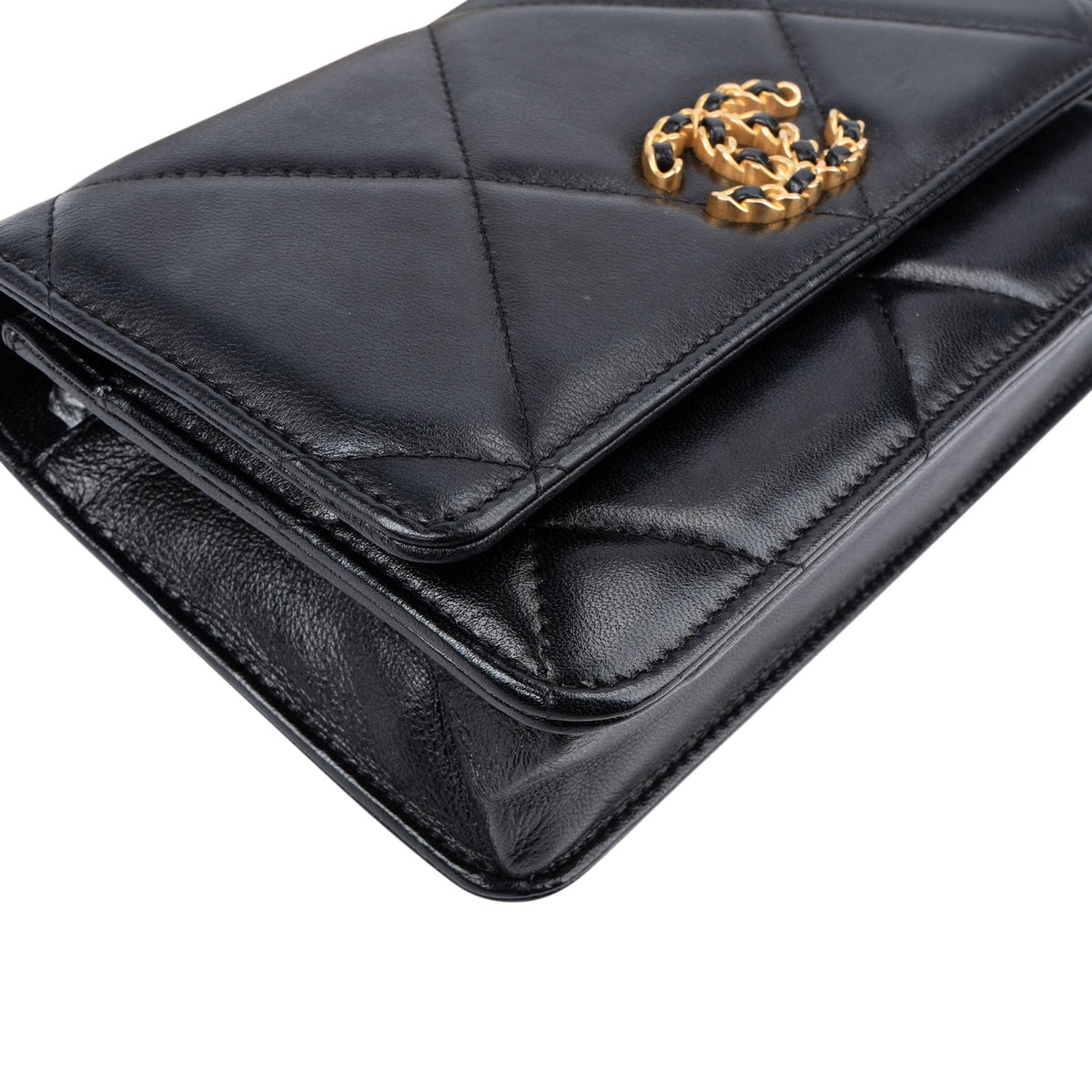 Sac bandoulière Chanel 19 en cuir d'agneau matelassé, modèle Wallet On Chain