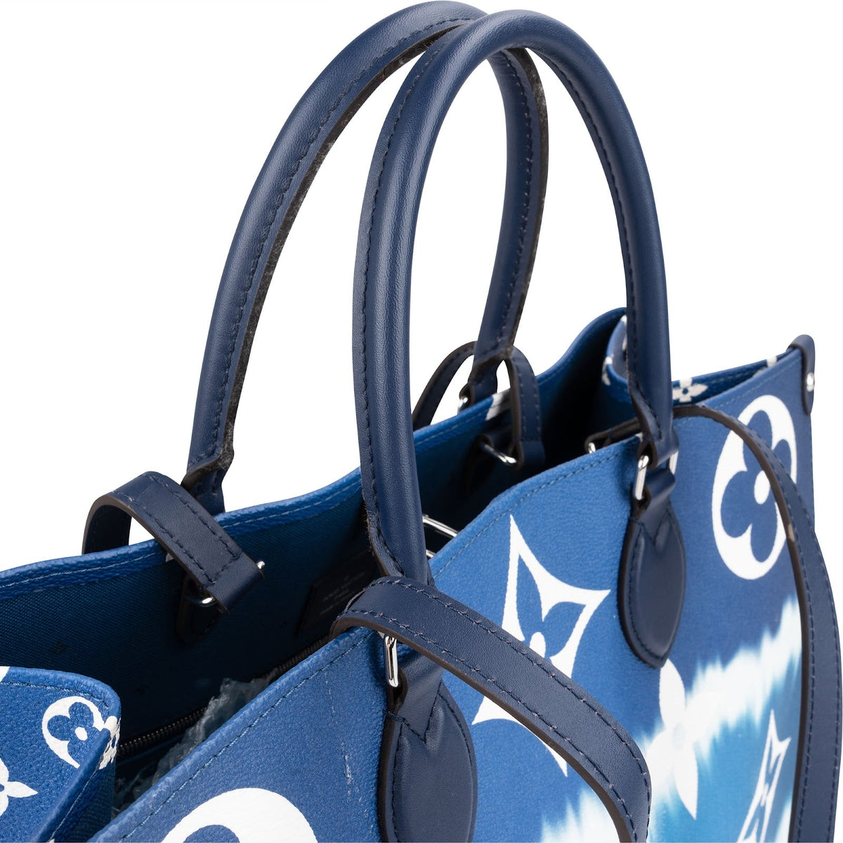 Louis Vuitton Bleu Sky Monogram Giant Escale OnTheGo GM schoudertas