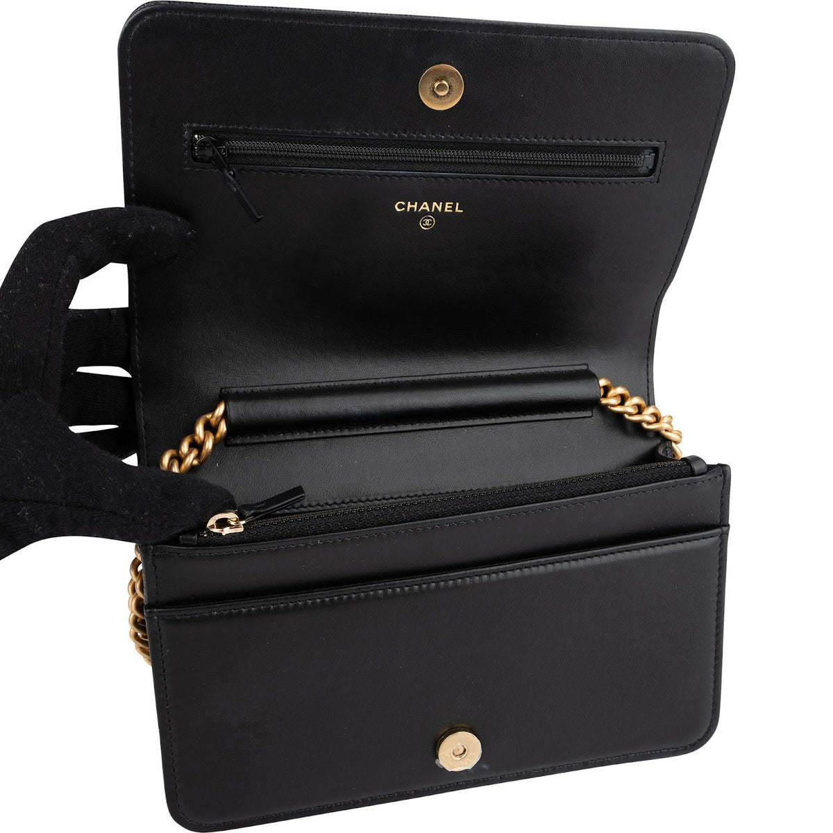 Bolso bandolera Chanel Boy Wallet On Chain de piel caviar acolchada