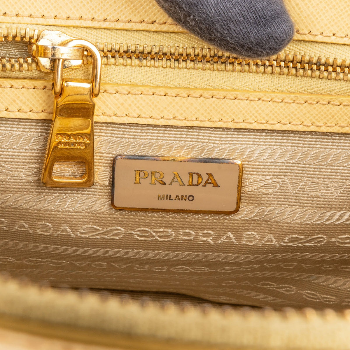 Prada Gelb Saffiano Leder Small Galleria Handtasche, Bild 13 von 15
