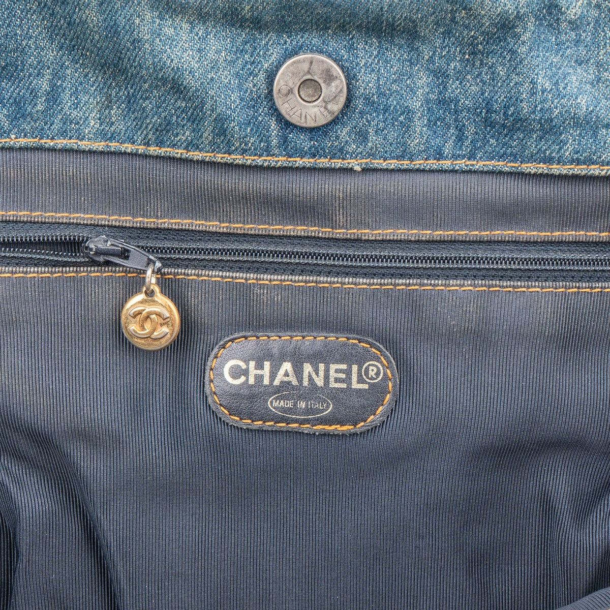 Chanel CC Tortoise Handle Tote aus Denim – Ansicht 10