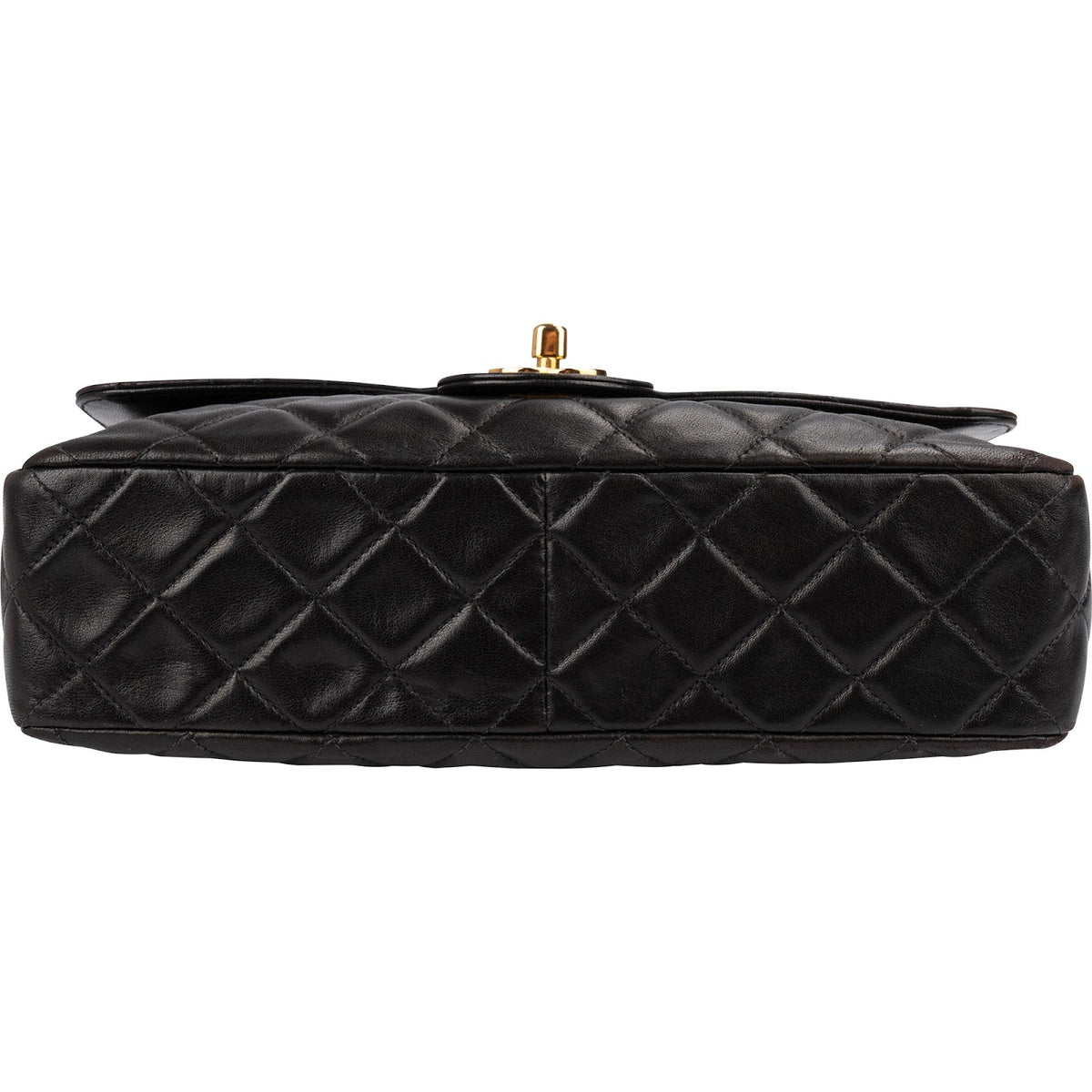 Sac bandoulière Chanel Soft Medium à rabat simple en cuir d'agneau matelassé, pièces métalliques plaquées or 24K