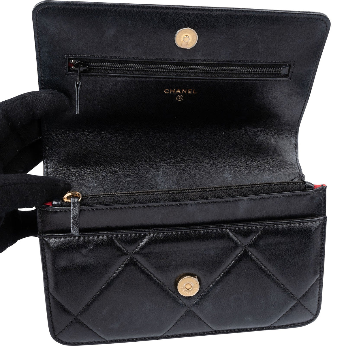 Sac bandoulière Chanel 19 en cuir d'agneau matelassé, modèle Wallet On Chain